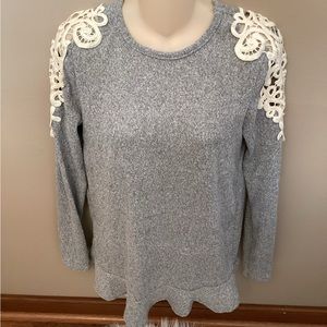 VANILLA BAY LACE SHOULDER RUFFLE BOTTOM TRIM TOP